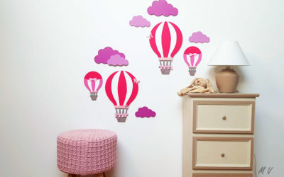 Décorez un mur de chambre d’enfant avec une montgolfière en bois