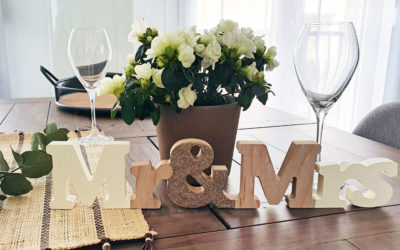 Une déco de table de mariage originale avec un mot à poser Mr & Mrs
