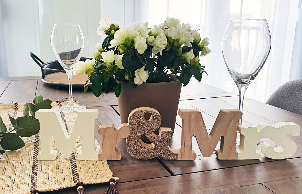 Une déco de table de mariage originale avec un mot à poser Mr & Mrs