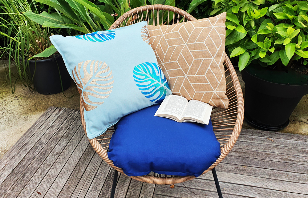 housse de coussin pochoir a decorer avec des feuilles tropical