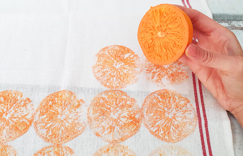 fruit printing sur un torchon avec une orange