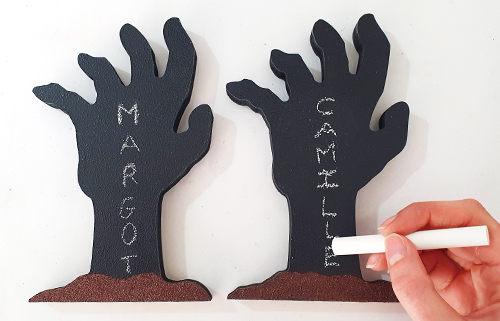 main zombie bois avec peinture craie porte nom table halloween