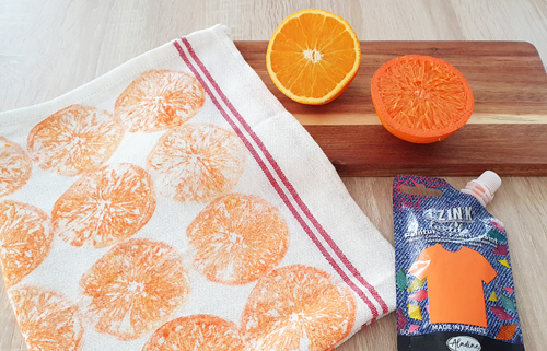 tampon avec une orange sur un tissu peinture textile