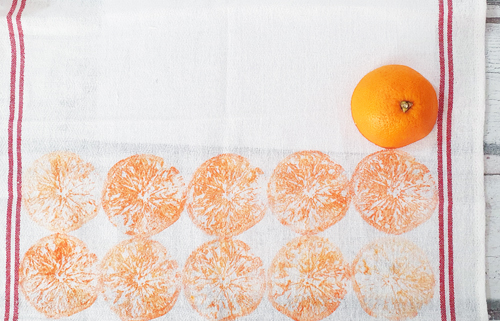 tampon fruit avec une orange peinture textile