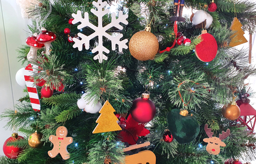 deco du sapin avec les formes en bois gomille a peindre